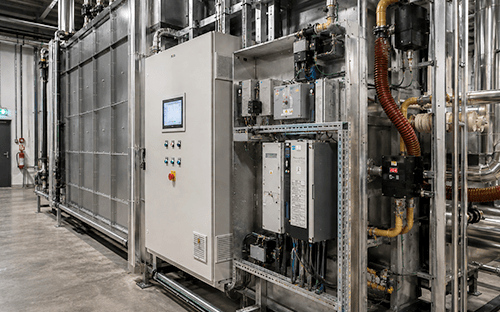 Armoire de commande et &eacute;quipements d'automatisation install&eacute;s sur une ligne de proc&eacute;d&eacute; dans une installation industrielle