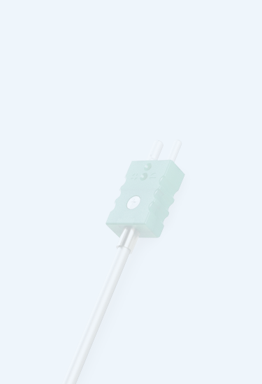 Thermoelement-Temperaturfühler mit grünem Miniaturstecker auf hellem Hintergrund, der die industrielle Temperaturmessung veranschaulicht