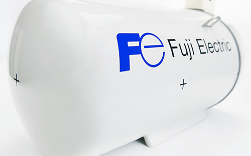 Gros plan du boîtier du radiamètre portable Fuji Electric avec logo visible pour la détection des neutrons