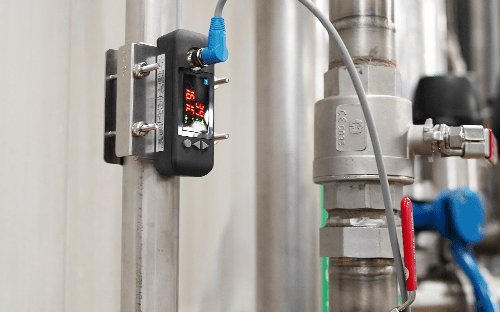 Capteur industriel mont&eacute; sur une tuyauterie avec afficheur num&eacute;rique pour la surveillance en temps r&eacute;el des param&egrave;tres de proc&eacute;d&eacute;