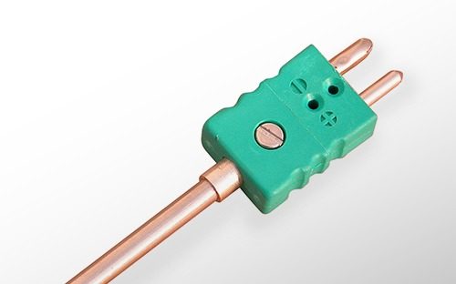 Grüner Miniatur-Thermoelementstecker, montiert auf einer Metallsonde zur industriellen Temperaturmessung