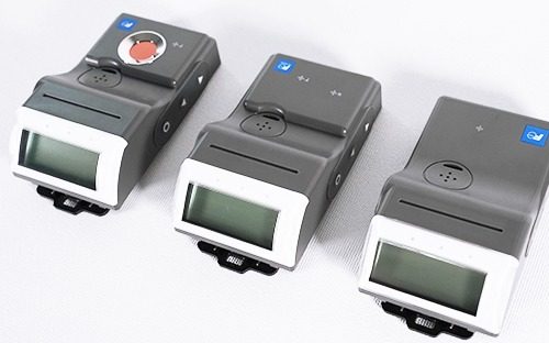 Trois modèles de dosimètres électroniques personnels avec écran LCD présentés pour comparer différentes configurations de surveillance