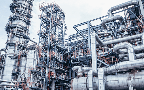 Installation industrielle avec colonnes de proc&eacute;d&eacute;, tuyauteries et &eacute;changeurs sur un site de production &agrave; forte intensit&eacute; &eacute;nerg&eacute;tique