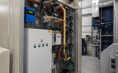 &Eacute;quipements industriels de traitement des fum&eacute;es avec armoire de commande et r&eacute;seau de conduites pour la surveillance des &eacute;missions