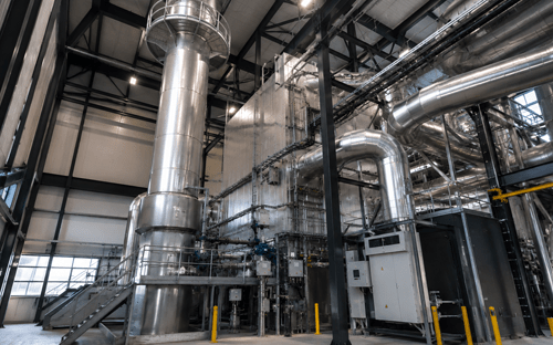 Installation industrielle avec chemin&eacute;e, r&eacute;seau de conduites et &eacute;quipements de traitement des fum&eacute;es pour la surveillance des &eacute;missions
