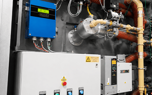 Armario eléctrico e instrumentación industrial instalados en un horno crematorio para el control y el seguimiento del rendimiento