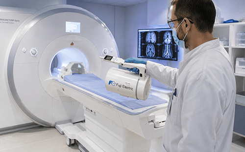 Professionnel de santé utilisant un radiamètre portable Fuji Electric devant un appareil d’IRM pour mesurer les neutrons