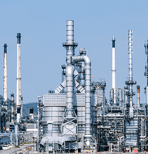 Industrielle Raffinerie mit Destillationskolonnen, Rohrleitungen und Produktionsanlagen im petrochemischen Bereich