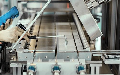 Thermoelement-Temperaturfühler, der an einer industriellen Produktionslinie installiert ist und gerade kalibriert wird