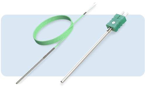 Zwei Thermoelement-Temperatursensoren, einer mit Mineralisolationskabel und der andere mit grünem Miniaturstecker für industrielle Messungen