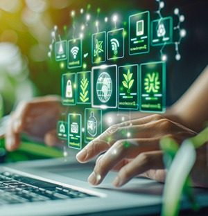 Eine Person, die einen Computer mit einer digitalen Schnittstelle bedient, auf der Umwelt- und Nachhaltigkeitsindikatoren angezeigt werden