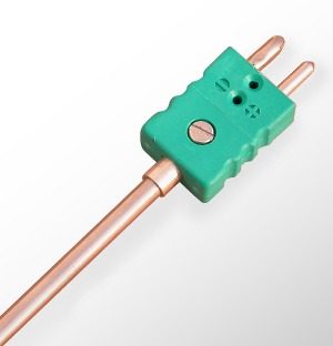 Thermoelement-Temperaturfühler mit grünem Miniaturstecker und Metallummantelung für industrielle Messungen