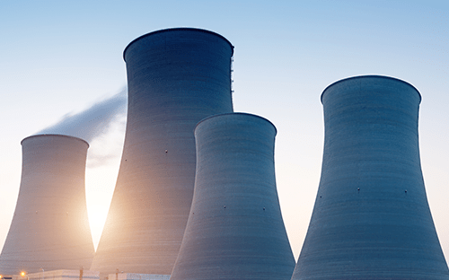 Tours de refroidissement d'une centrale nucléaire illustrant un environnement de surveillance des rayonnements