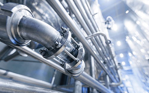 Réseau de tuyauteries industrielles en acier avec instrument de mesure installé sur une ligne de procédé
