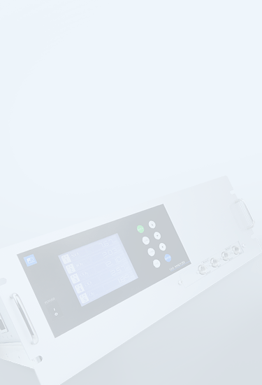 Infrarot-Gasanalysator von Fuji Electric mit Messanzeige und Anschlüssen, vor hellem Hintergrund abgebildet