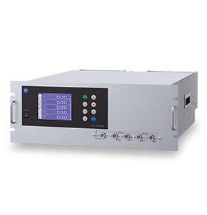 Infrarot-Gasanalysator von Fuji Electric mit Mehrkomponenten-Display, Bedienelementen und Anschlüssen an der Vorderseite