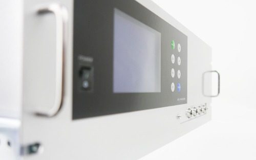 Infrarot-Gasanalysator von Fuji Electric in der perspektivischen Ansicht mit Kontrollbildschirm und Anschlüssen an der Vorderseite