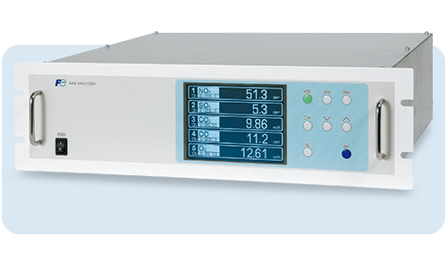 Infrarot-Gasanalysator von Fuji Electric mit Display, auf dem mehrere Gaskonzentrationen gleichzeitig angezeigt werden