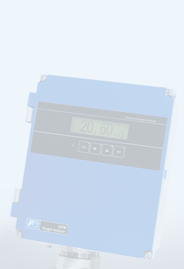 ZKM-Sauerstoffanalysator aus Zirkonoxid mit digitaler Anzeige, transparent vor hellblauem Hintergrund dargestellt