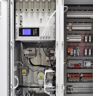 Interno di un armadio per l'analisi dei gas con moduli di misura, tubi, cavi e componenti elettrici