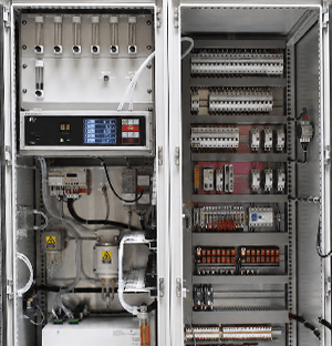 Offener Gasanalyseschrank mit einem Fuji Electric ZRE-Analysator, pneumatischen Schaltkreisen und elektrischen Komponenten