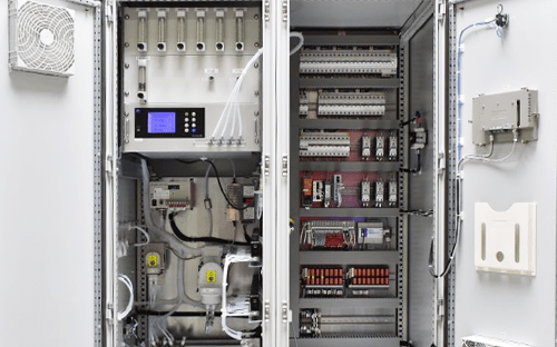 Gasanalyseschrank, ausgestattet mit einem Analysator von Fuji Electric, pneumatischen Schaltkreisen und elektrischen Komponenten