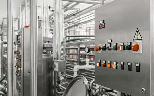 Industrieller Schaltschrank mit Regler, Bedientasten und Warnanzeige für elektrische Gefahren