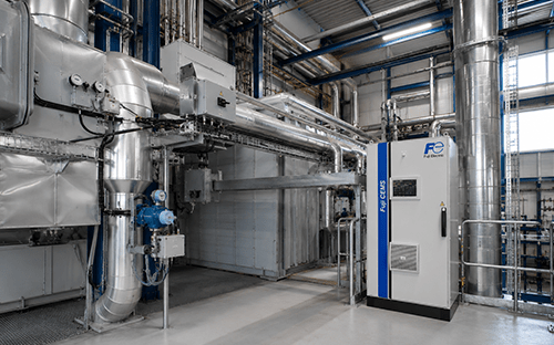 Armário Fuji CEMS instalado numa unidade industrial equipada com condutas e equipamentos de processo