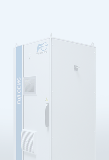 Armário CEMS da Fuji Electric com ecrã de controlo para a monitorização contínua das emissões industriais