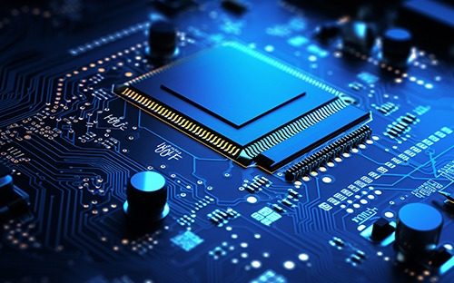 Mavi renkte aydınlatılmış devre kartları ve bileşenlere sahip bir elektronik kart üzerine monte edilmiş mikroişlemci