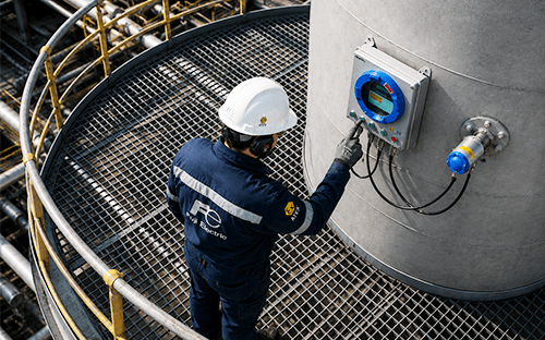 Techniker bei der Überprüfung eines ATEX-konformen Sauerstoffanalysators aus Zirkonoxid und dessen Sonde, die in einem industriellen Prozess installiert sind
