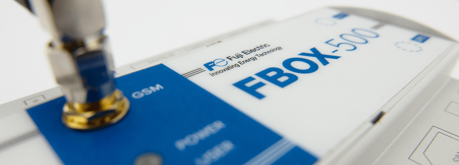 Nahaufnahme des Fuji Electric FBOX 500-Moduls mit GSM-Antenne und Status-LEDs an der Vorderseite