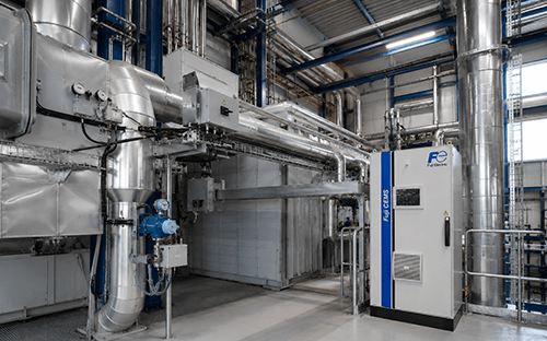 Armadio Fuji CEMS installato in un sito industriale con condotti, tubazioni e apparecchiature di misura