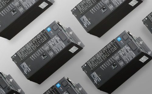 Farklı açılardan gösterilen birkaç Fuji Electric APR-V güç regülatörünün birleşimi