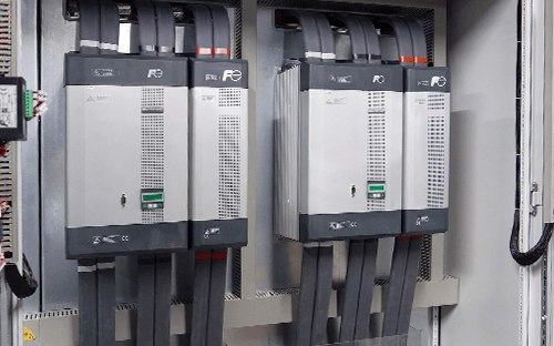 Fuji Electric güç regülatörleri, geniş kesitli kablolamaya sahip bir elektrik panosuna monte edilmiştir