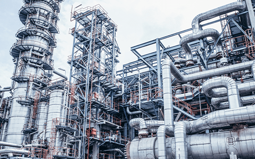Industrielle Prozessanlage mit Kolonnen, Metallrohrleitungen, Laufstegen und Produktionskonstruktionen