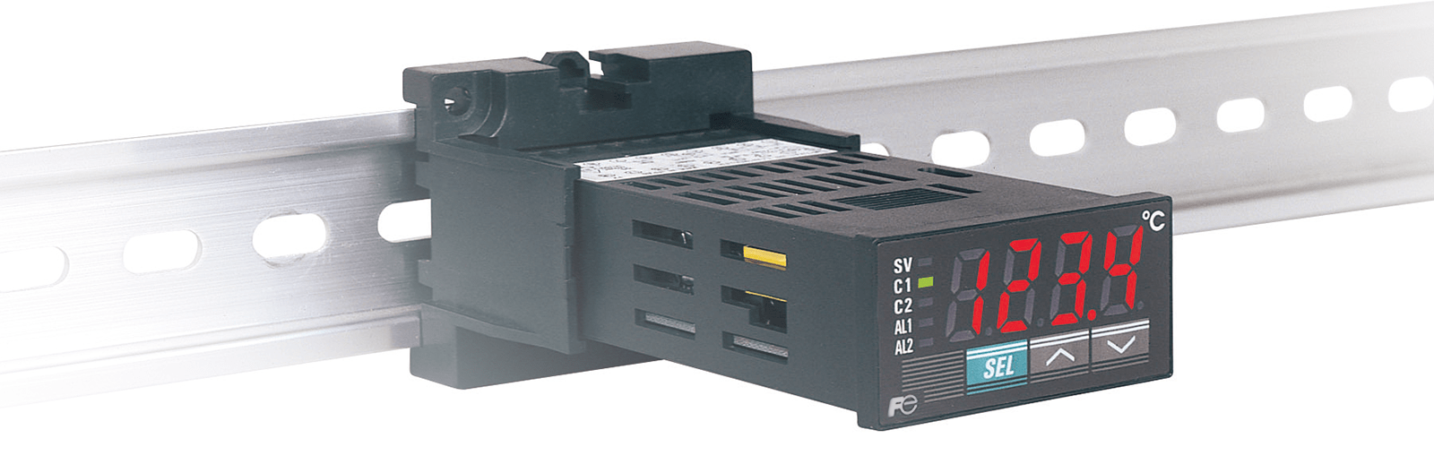 Temperaturregler von Fuji Electric für DIN-Schiene mit digitaler Anzeige, die 120,4 °C anzeigt