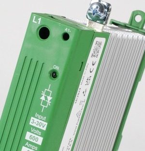 Nahaufnahme eines industriellen Halbleiterrelais mit Kontrollleuchten, Anschlussklemmen und Kühlkörper