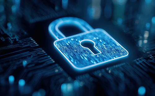 Leuchtendes digitales Vorhängeschloss auf einer elektronischen Schaltung als Symbol für Datenschutz und Datensicherheit