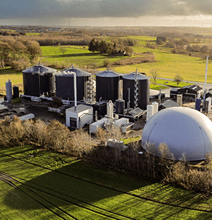Impianto di produzione di biogas con digestori, serbatoi di stoccaggio e impianti tecnici in zona rurale