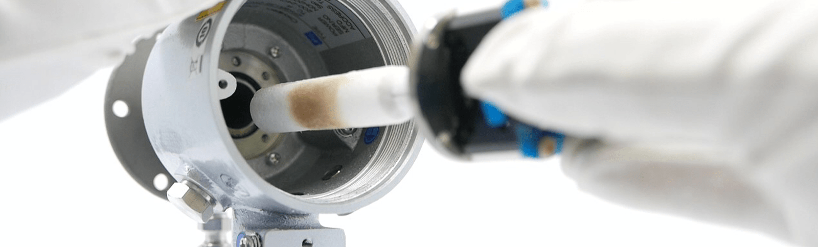 Techniker beim Einbau eines Messelements in das Metallgehäuse einer Sauerstoffsonde aus Zirkonoxid
