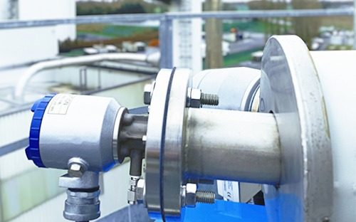 Sauerstoffsonde aus Zirkonoxid, die über einen Flansch an einer Rohrleitung oder einer Prozesswand im industriellen Bereich befestigt ist