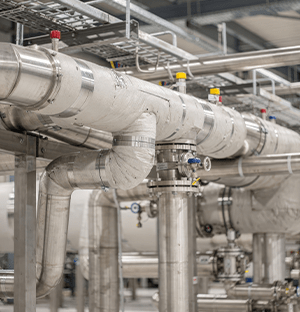Rete di tubazioni industriali coibentate con valvole e strumenti di misura integrati