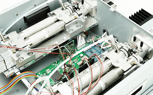 Ölçüm hücreleri, elektronik devreler, kablolama ve bağlantıları içeren bir gaz analizörünün iç görünümü