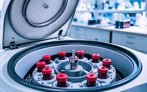 Centrifugeuse de laboratoire ouverte avec rotor circulaire &eacute;quip&eacute; de plusieurs tubes &agrave; bouchons rouges