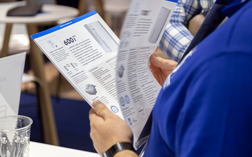 Professionnel consultant une documentation technique présentant les caractéristiques d’un équipement industriel