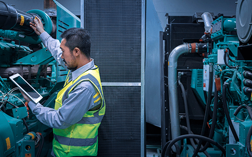 technicien-inspection-groupe-electrogene-industriel